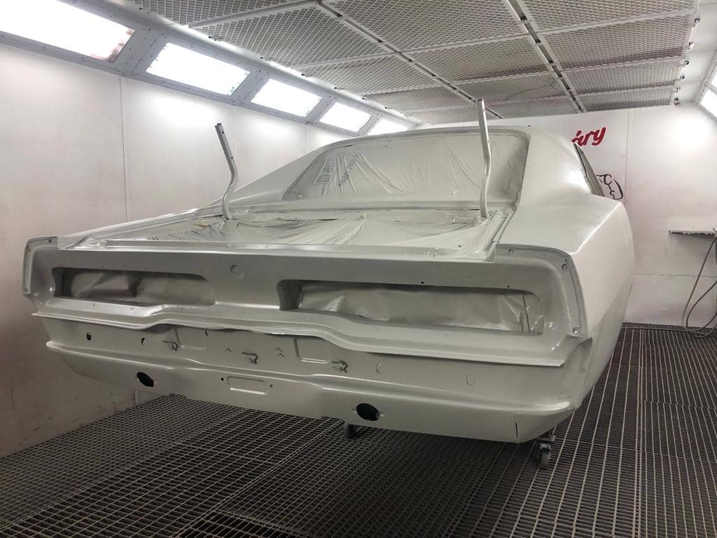 dodge charger 1970 muscle car restauration grundierte karosserie