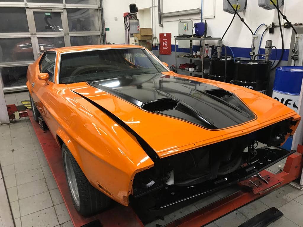 ford mustang mach1 1970 muscle car restauration motorhaube montiert