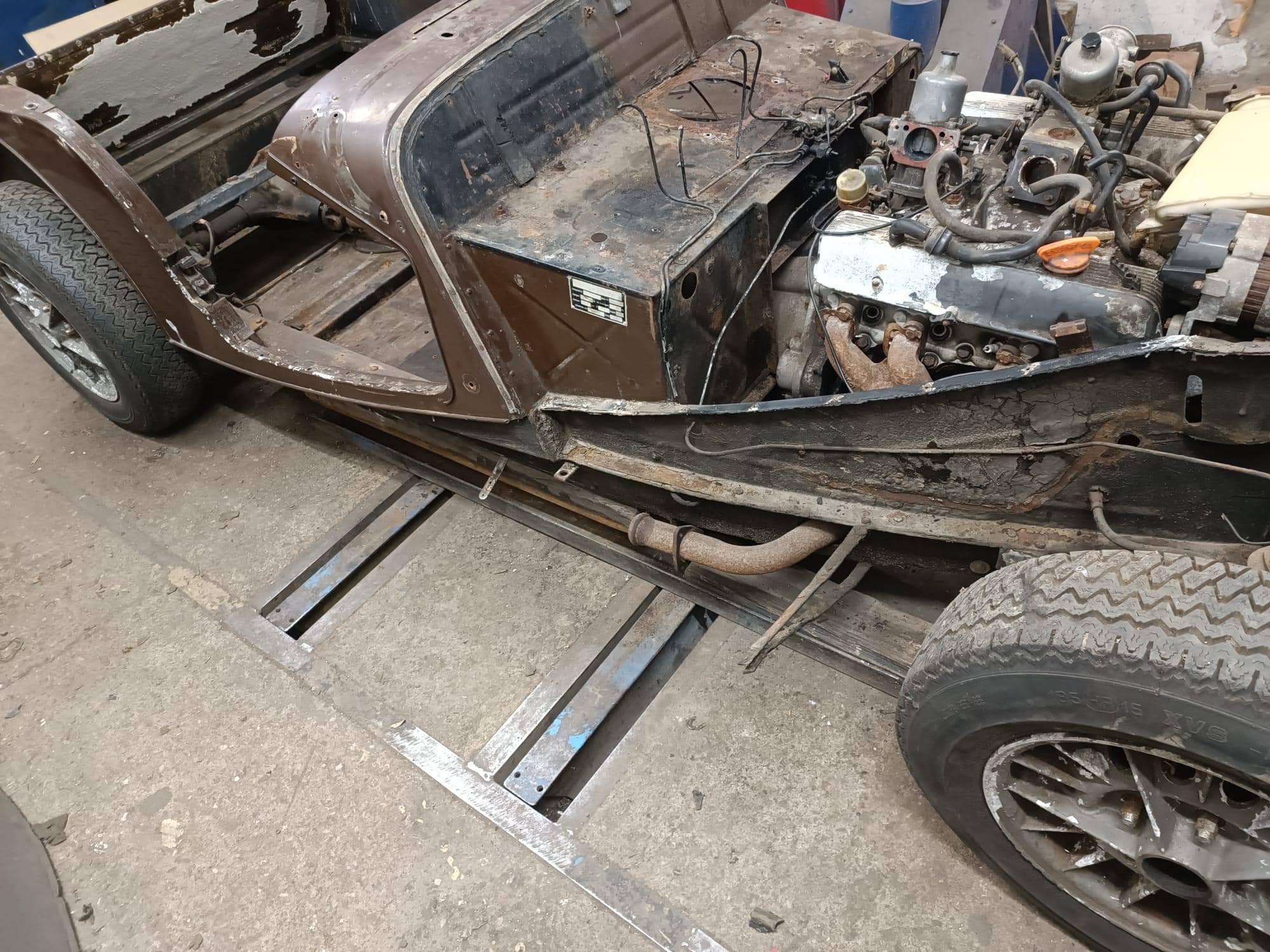 morgan plus 8 roadster restauration ohne kotflügel vorne und trittbrett