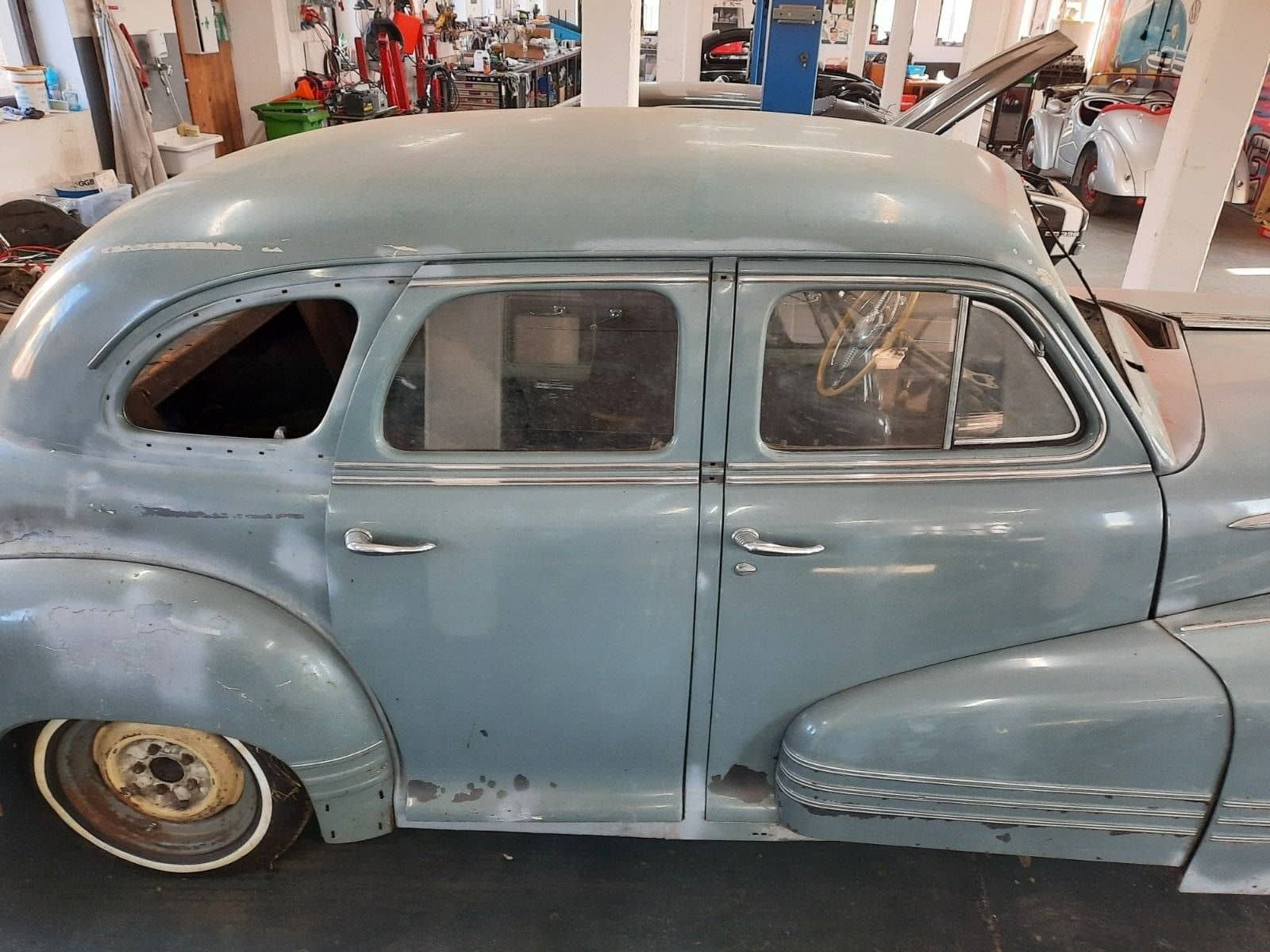 pontiac torpedo 1948 limousine restauration grau 15