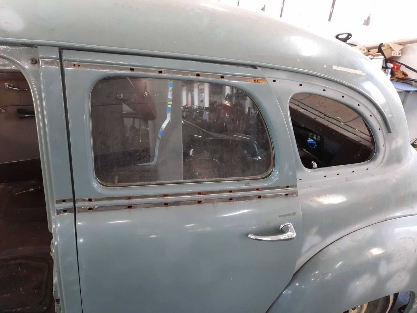 pontiac torpedo 1948 limousine restauration grau 27