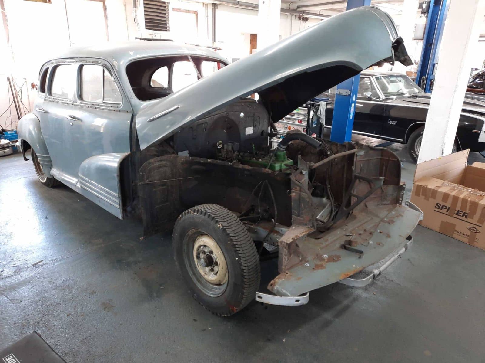 pontiac torpedo 1948 limousine restauration grau 34