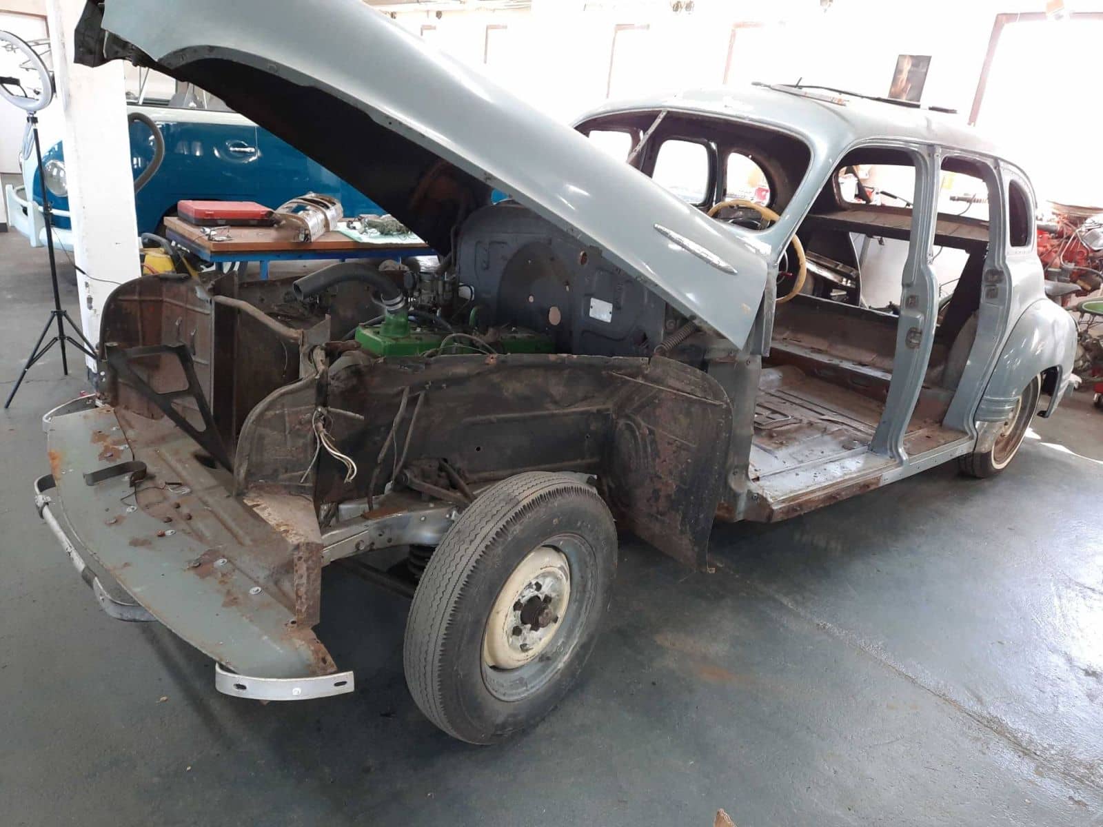 pontiac torpedo 1948 limousine restauration grau 35