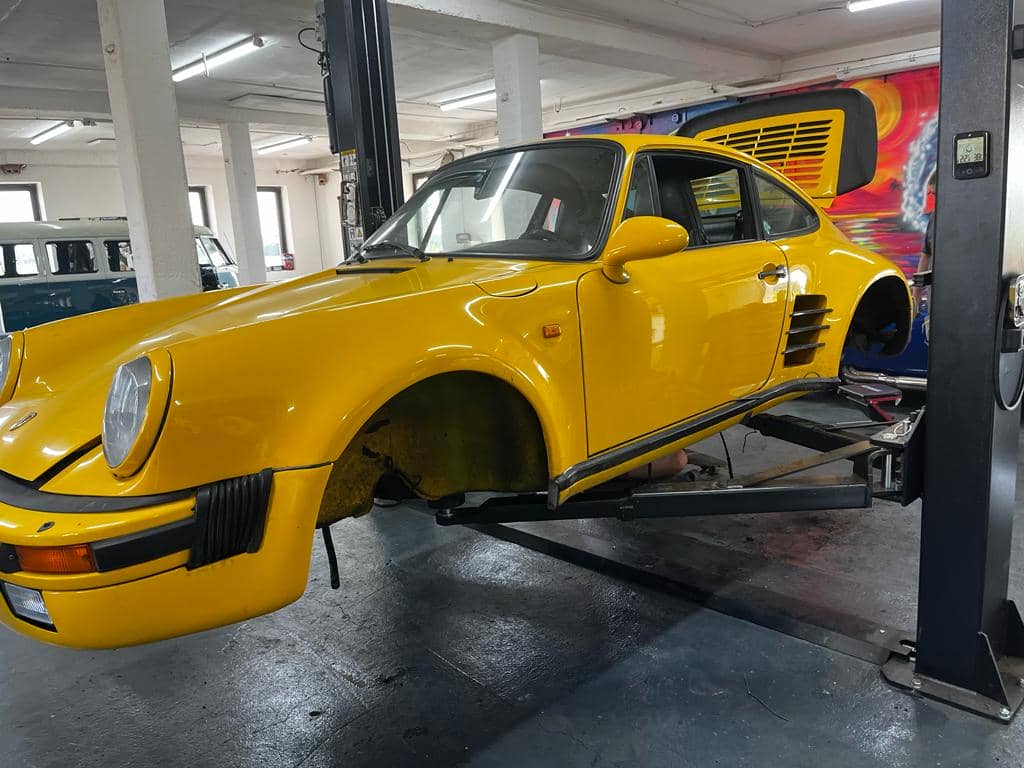 porsche 911 g turbo 1980 restauration gelb 38