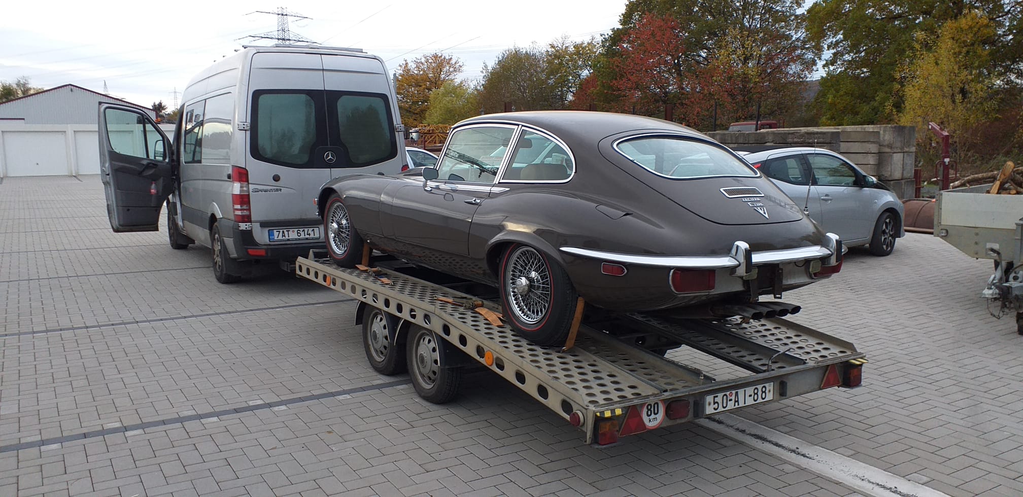 jaguar e type bei der anlieferung heckansicht